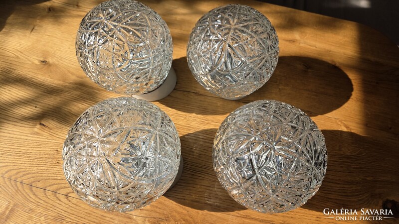 Gömbölyű üveg lámpabúra, porcelán foglalatú , 60 W-os izzóhoz, 4 db eladó