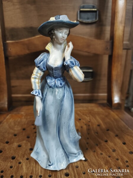 Német Lippelsdorf hölgy legyezővel, kalapban, porcelán szobor