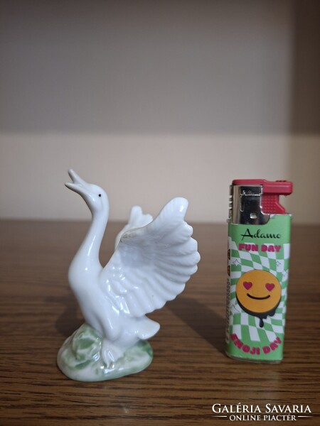 Porcelain swan. 8.4 Cm. Flawless.