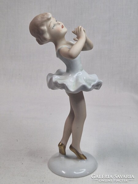 Ritka Wallendorf  gyönyörű festésű kis balerina porcelán figura hibátlan állapotban 15 cm magas
