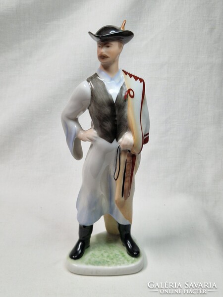 Kézi festésű nagy méretű Aquincumi csikós legény porcelán figura hibátlan állapotban 27 cm. magas