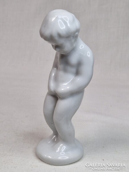 Porcelán pisilő kisfiú figura hibátlan állapotban 11,5 cm. magas