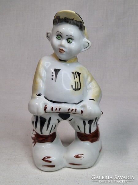 Kézi festésű Stipo Dorohoi sapkás fiú porcelán figura hibátlan állapotban 13,5 cm. magas