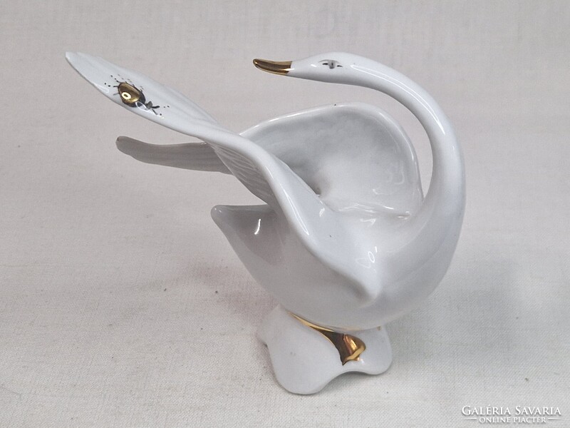 Art deco stílusú porcelán arany csőrű hattyú arany színű bogárral figura hibátlan állapot 12cm magas