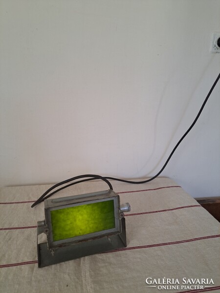 Vintage sötétkamra, fotólabor, zöldszűrős lámpa