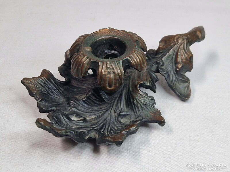 Régi réz vagy bronz különleges levél formájú gyertyatartó szép állapotban 191 g súlyú és 5,5cm magas