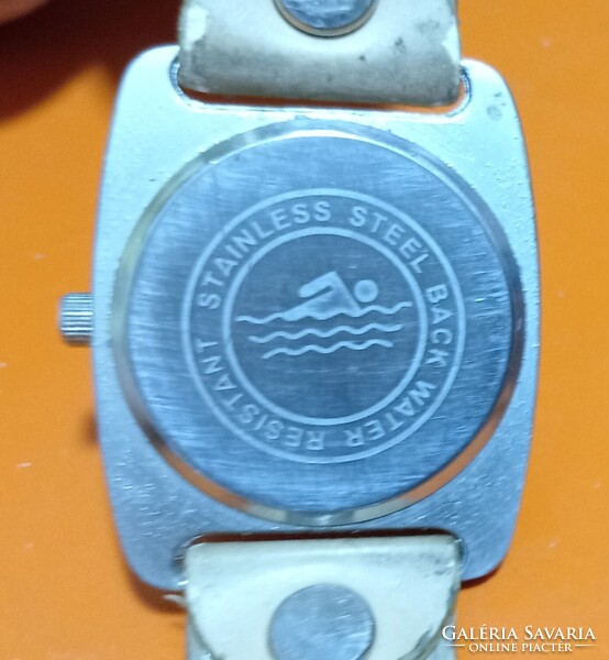 Eladó egy Retro "DIESEL  Time" Tipusú  Női Férfi Quartz karóra , szépen működő ! Aszíja kopott !