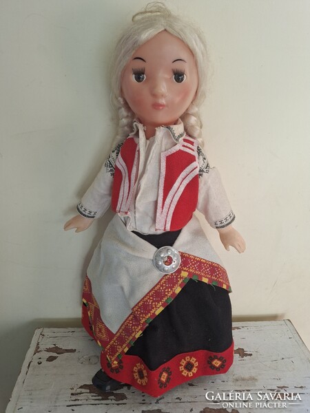 1970-es évekbeli szovjet (lett) "Baiba" baba, népviseletes.