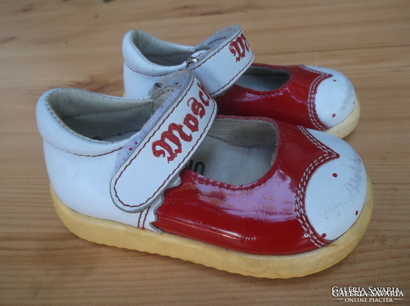 MOSCHINO - CIPŐ - LUXUS - OLASZ - LÁNY - 18 méret - ORRÁT FESTENI KELL - BELSEJE ÚJSZERŰ