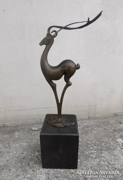 Jelzett csodálatos bronz szarvas