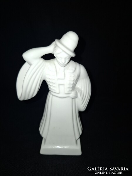 Herendi Matyó Népviseletes Táncoló  Legény Fehér Porcelán Figura.13.5 cm.  I. OSZTÁLYÚ