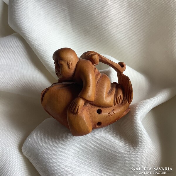 Koi Halon lovagló baba Fa Állat japán netsuke necuke Miniatűr fafaragás Feng Shui Keleti Horoszkóp