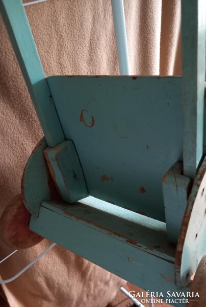 Antik retró fa játék babakocsi az 1960-as évekből – restaurálható vintage dekoráció