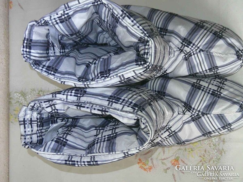 Kockás toll töltelékes textil lábmelegítő, papucs ( 39/41-es )