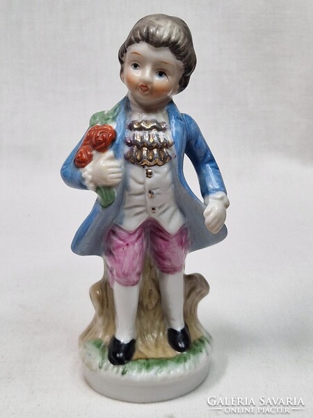 Régi porcelán fiatal barokk fiú virágcsokorral figura hibátlan állapotban 13,5 cm. magas