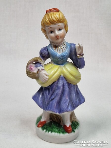 Régi porcelán fiatal lány virágos kosárral figura hibátlan állapotban 13,5 cm. magas