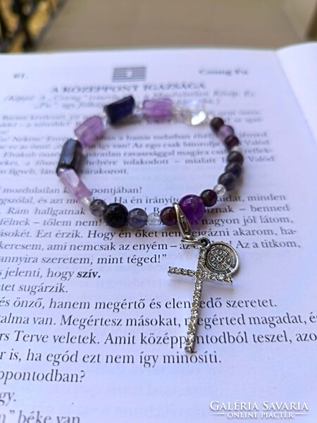 SZeNt BeNeDeK SziRt - egyedi ásvány karkötő – Ametiszt, Iolit, Hegyikristály (Szent Benedek medállal