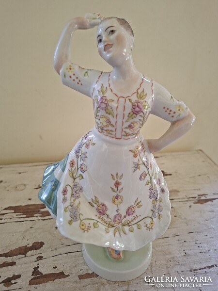 Zsolnay porcelán néptáncos lány, kézzel festett, jelzett