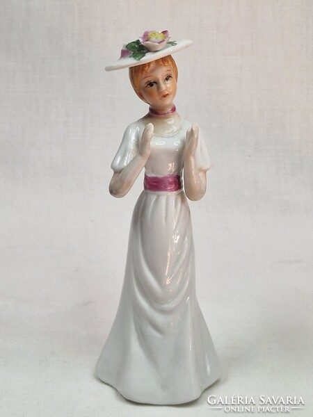 Ritka nagyobb méretű porcelán virágos kalapos hölgy figura szép állapotban 16,5 cm. magas