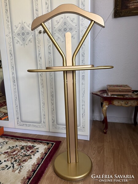 Elegáns kecses, de stabil fa és fém aranyszínű  szobainas.