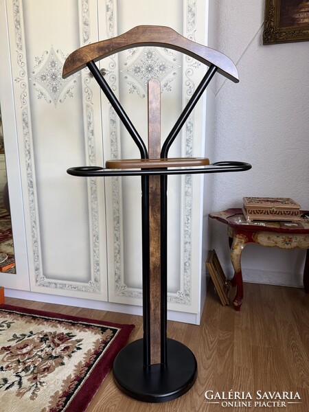Elegáns kecses, de stabil fa és fém szobainas.