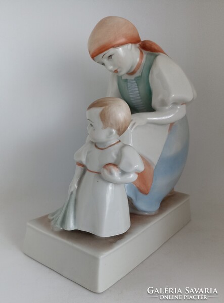 Zsolnay porcelán anya gyermekével!