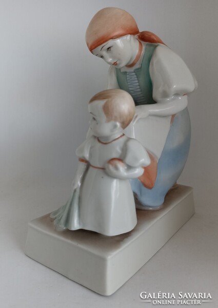 Zsolnay porcelán anya gyermekével!