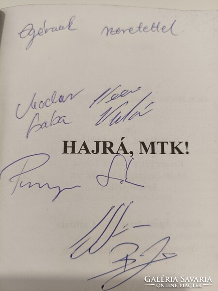 Hajrá, MTK!  Négy játékos aláírásával