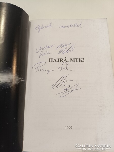 Hajrá, MTK!  Négy játékos aláírásával