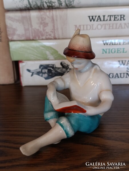 Hollóházi porcelán - Olvasó fiú