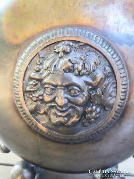 Antik Bronz réz kulacs Bacchus dísszel mindkét oldalán !