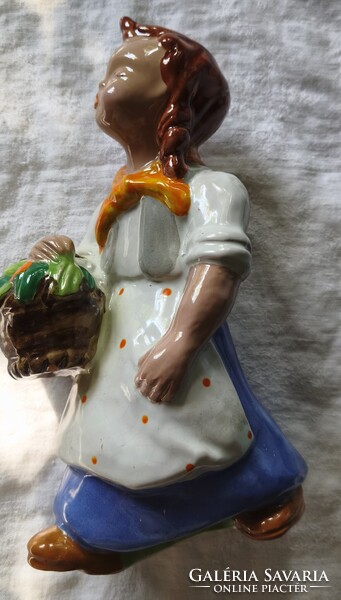 H Rahmer Mária munkája Kosaras Lányfigura.Méret 24cm.Jelzetlen,art deco.Pici lepattanás fotózva.figu