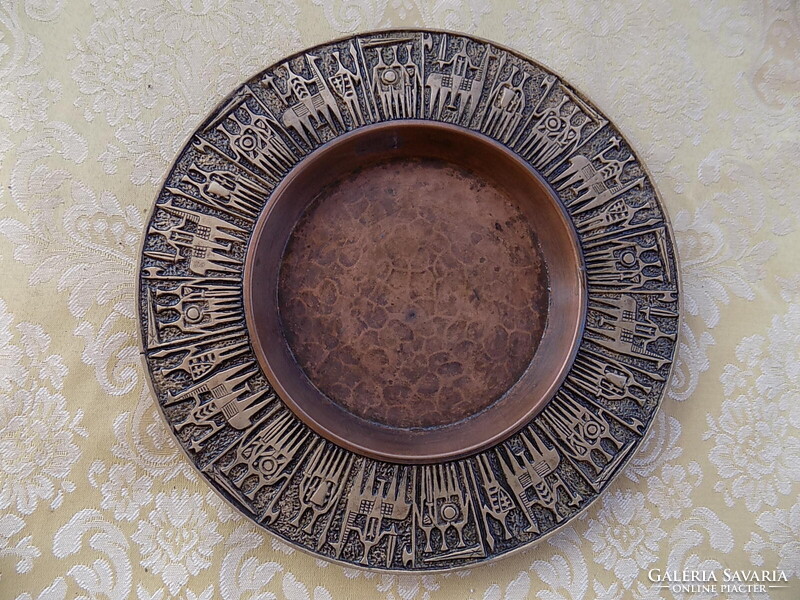 Bronz-vörösréz dísztál, 1970-es évek, NB jelzés. A tál hibátlan, 22 cm átmérőjű.
