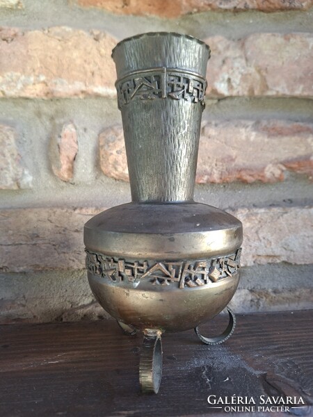 Retro brutalista iparművészeti sárgaréz / bronz váza – 22 cm