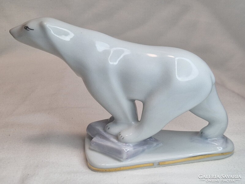Kolozsvári nagyobb méretű porcelán jegesmedve figura hibátlan állapotban 16,5 cm. hosszú