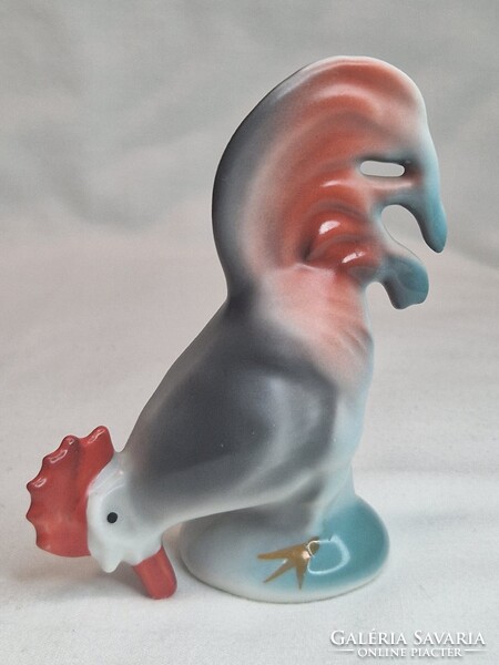 Szép festésű porcelán csipegető kakas figura hibátlan állapotban 9,5 cm. magas