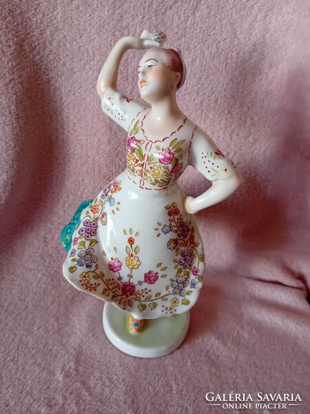 2608/8 Zsolnay porcelán népviseletben táncoló menyecske figura
