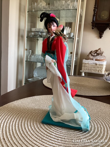Vintage japán geisha jelmezbaba talapzaton 25 cm magas