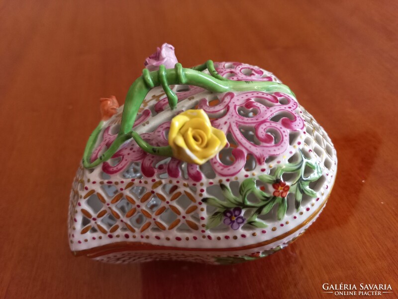 Herendi porcelán, szív alakú, áttört, rózsafogós bonbonier