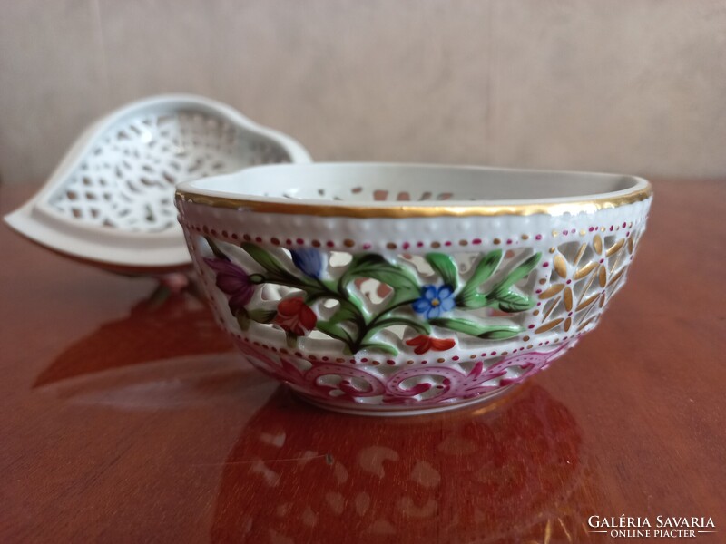Herendi porcelán, szív alakú, áttört, rózsafogós bonbonier
