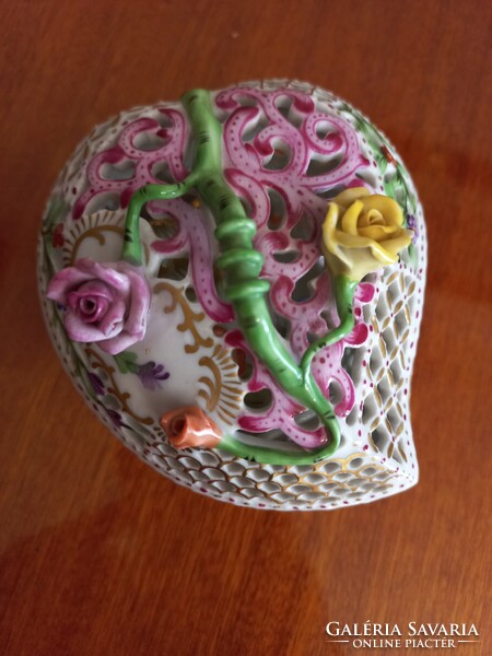 Herendi porcelán, szív alakú, áttört, rózsafogós bonbonier