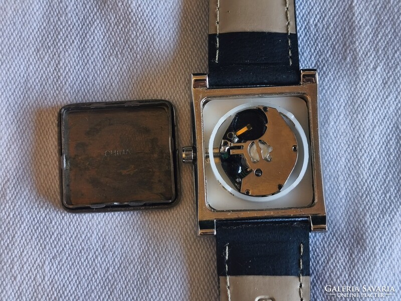 Retro szögletes quartz karóra, Genuine Leather bőrszíj – hibás, javításra/donornak