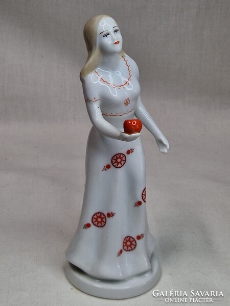 Ritka Gyulafehérvári porcelán fiatal lány almával figura hibátlan állapotban 17 cm. magas