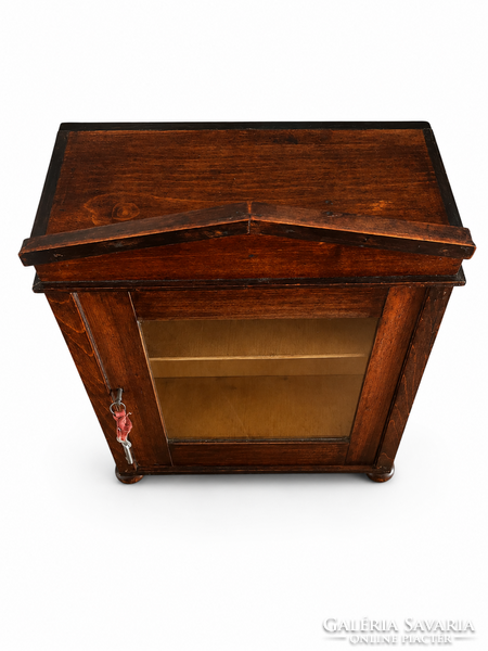 Biedermeier bükk furnérozott kis vitrinszekrény, 42 cm – 19. század első fele