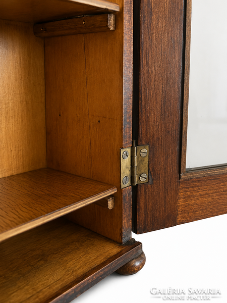 Biedermeier bükk furnérozott kis vitrinszekrény, 42 cm – 19. század első fele