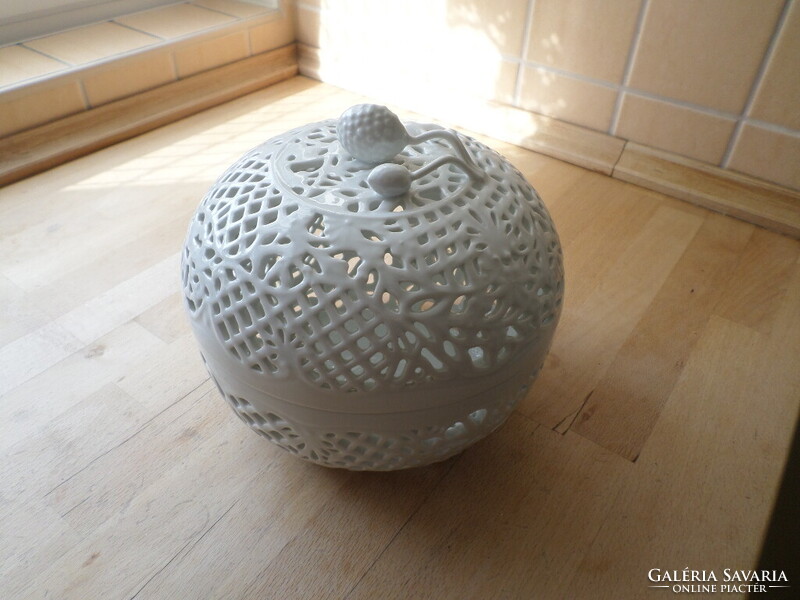 Herendi nagy fehér áttört porcelán bonbonier 19 cm