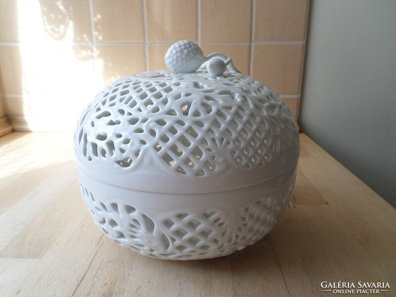 Herendi nagy fehér áttört porcelán bonbonier 19 cm