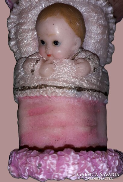 Tündéri biszkvit JELLEGŰ POLYRESIN babaszobás ágyban alvó festett baba 1:12 SCALE  8 x 7 cmHIBÁTLAN