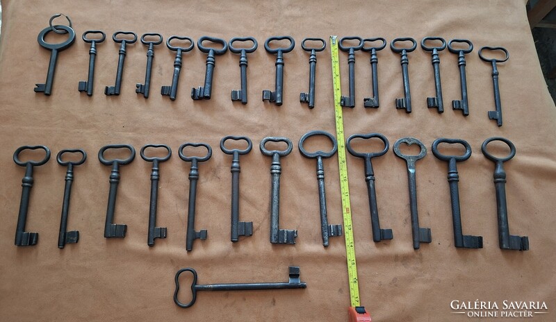 Kulcs gyűjtemény eladó ! Pince , kastély kulcsok ! 28 db !  18 cm től - 12 cm ig !