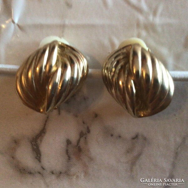 Vintage earrings with a twisted effect in gold color